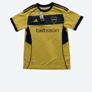 DOMINÁ EL JUEGO CON LOS COLORES DE TU PASIÓN Llevá la historia y la mística de Boca Juniors a todas partes con la nueva camiseta titular temporada 2025/26. Esta versión importada está confeccionada con materiales de alto rendimiento que garantizan durabilidad y frescura, ideal tanto para jugar un partido de alta intensidad como para el uso diario. Detalles del producto: Material: 100% Poliéster de primera calidad. Corte: Clásico / Regular fit (ni muy ajustado, ni muy holgado). Detalles: Inserciones de malla para mayor ventilación. Instrucciones de lavado: Lavar a máquina con agua fría. No usar lavandina. Secar a la sombra para mantener los colores vibrantes.