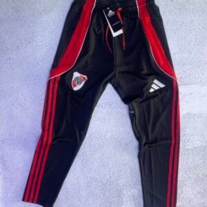 PANTALÓN ENTRENAMIENTO RIVER PLATE 2025/26 (NEGRO)