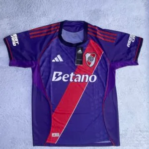 CAMISETA ALTERNATIVA RIVER PLATE 2026 (VIOLETA/ROJA)
