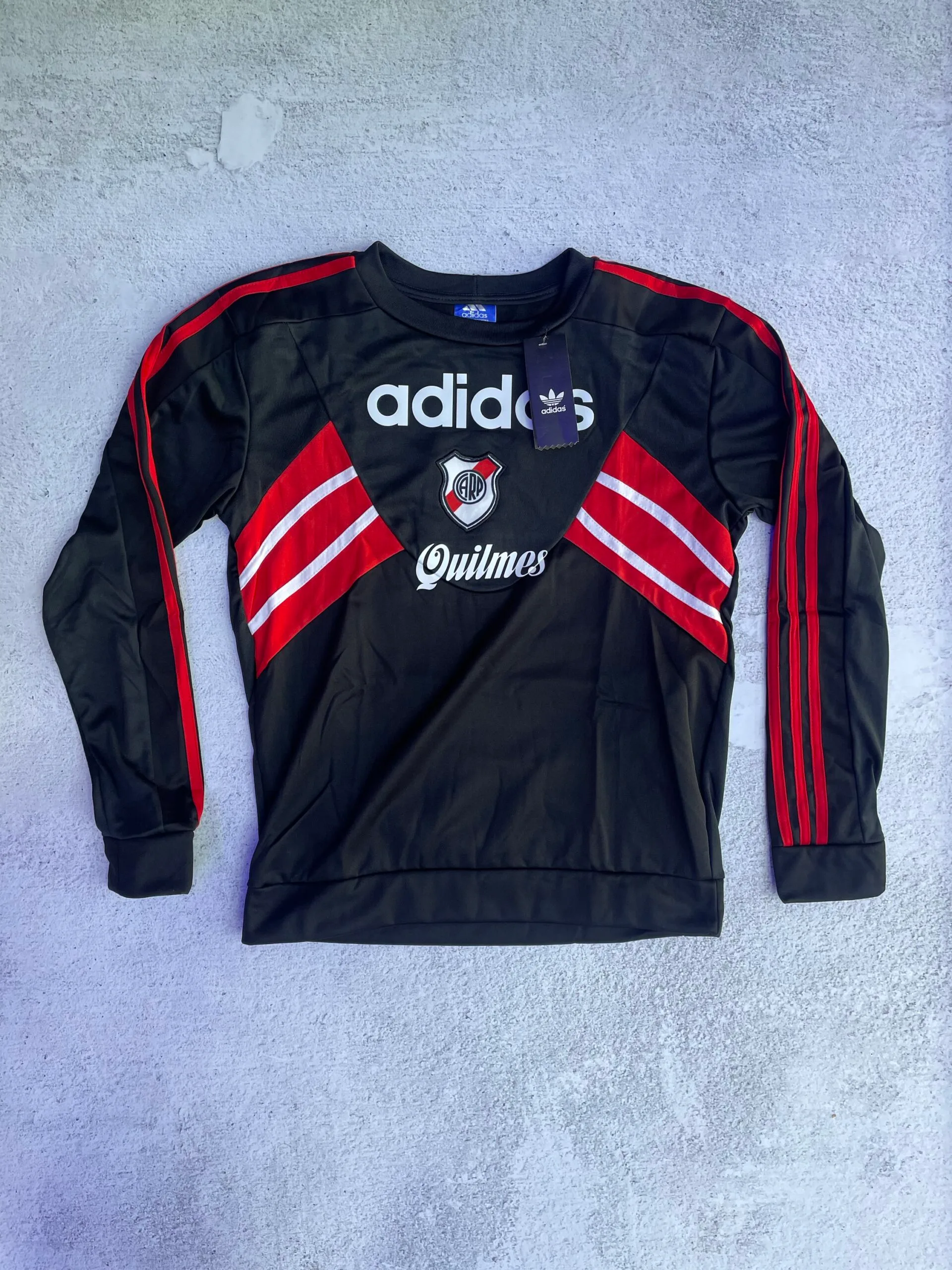 BUZO RETRO RIVER PLATE (NEGRO y ROJO)