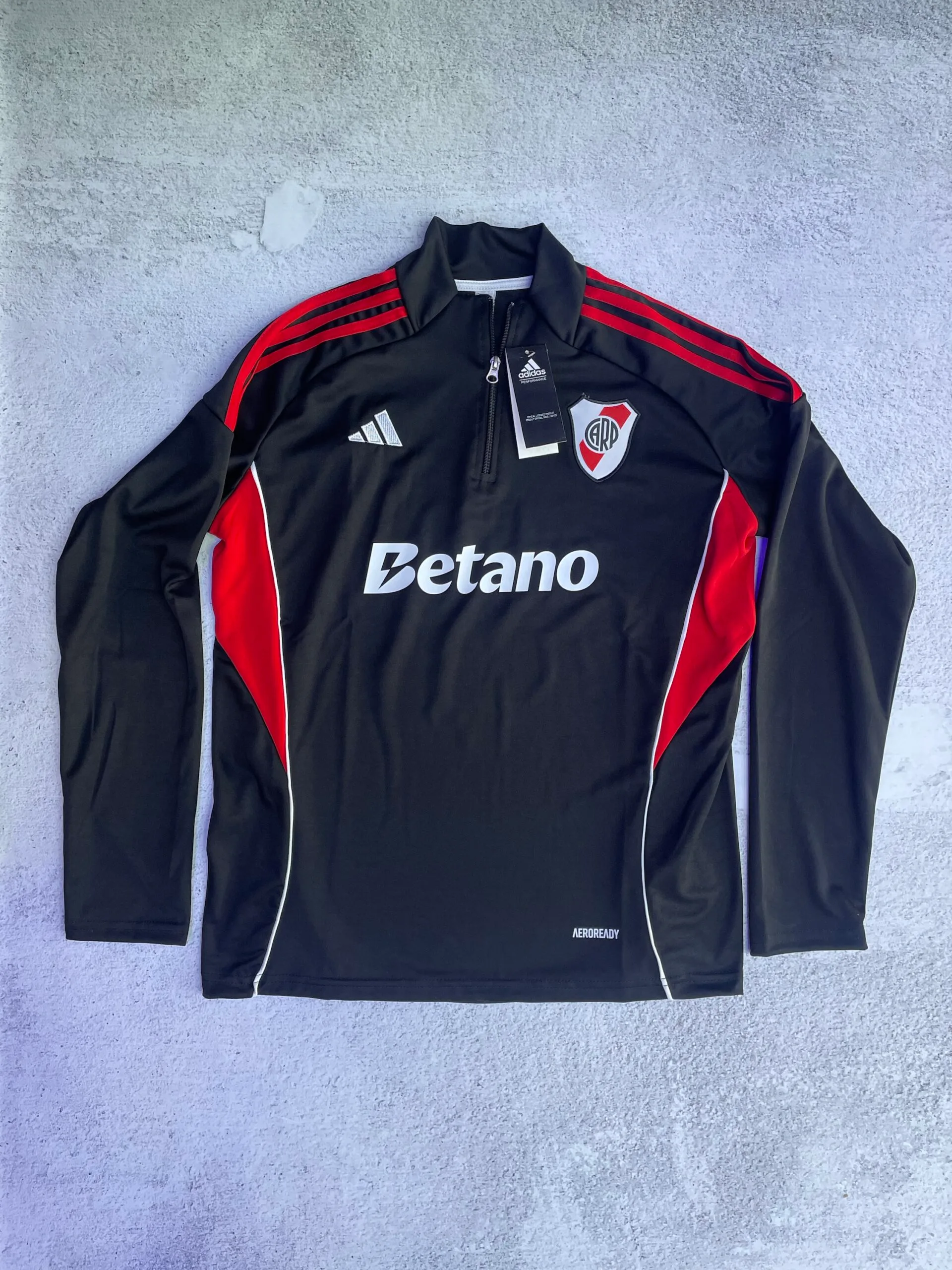 BUZO RIVER PLATE ENTRENAMIENTO 2026 (NEGRO Y ROJO)