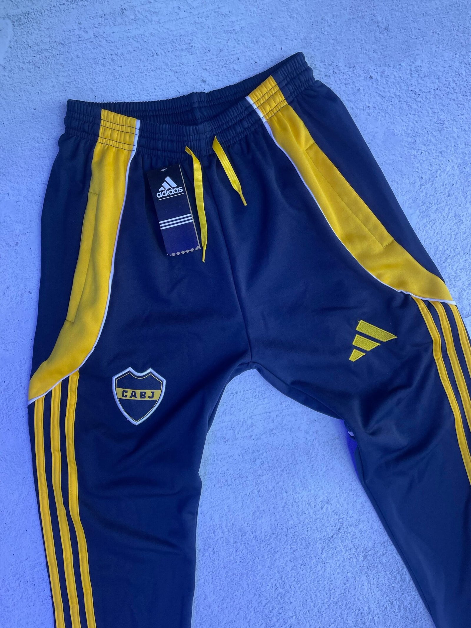 PANTALÓN LARGO BOCA JUNIORS 2026 (AZUL y AMARILLO) - Image 2